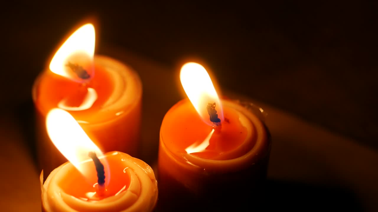 Un primo piano di una candela