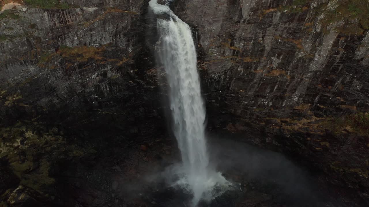 dronefootage og la hermosa cascada månafossen en noruega