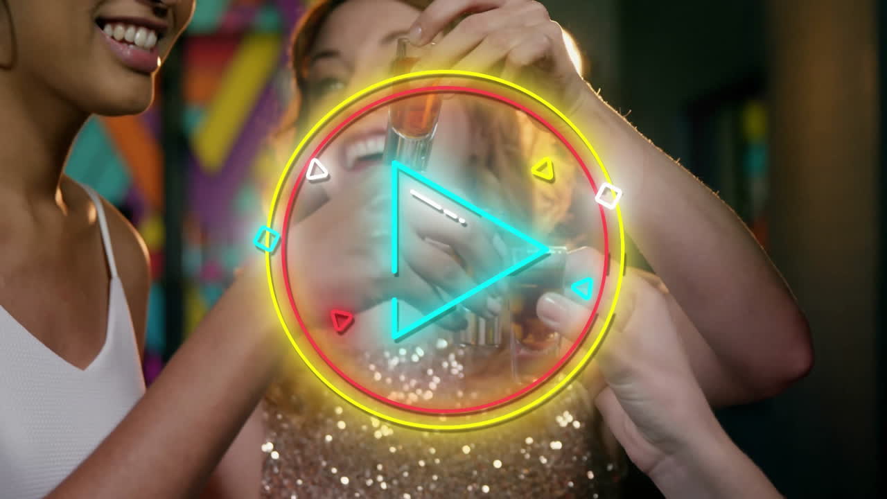 reproducir animación de botón sobre amigos brindando con bebidas en la fiesta