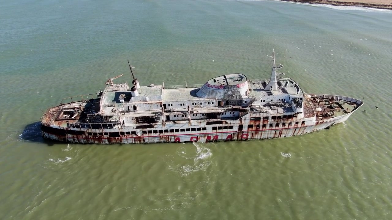 Denizde mahsur kalmış ve Tarfaya şehrinde bulunan gemi. Uzun yıllardır bu durumda. Drone ile 4k kalitesinde kaydedilmiş çekim.