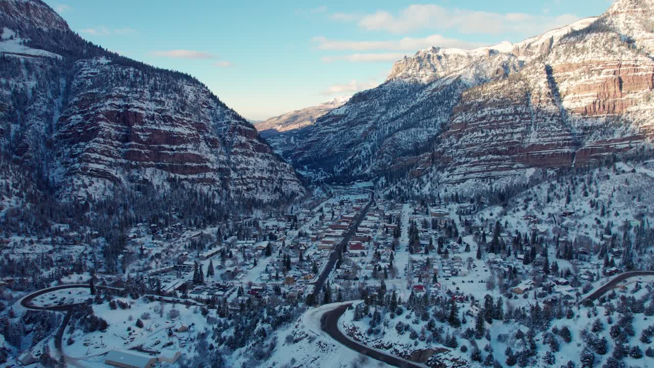 hermosa vista de drones de ouray, colorado en el invierno durante la hora dorada