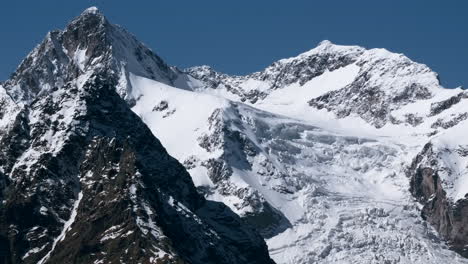 las majestuosas cimas de las montañas cubiertas de nieve