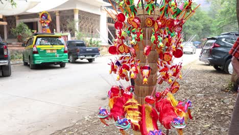 decorated tree in focus, cars passing by