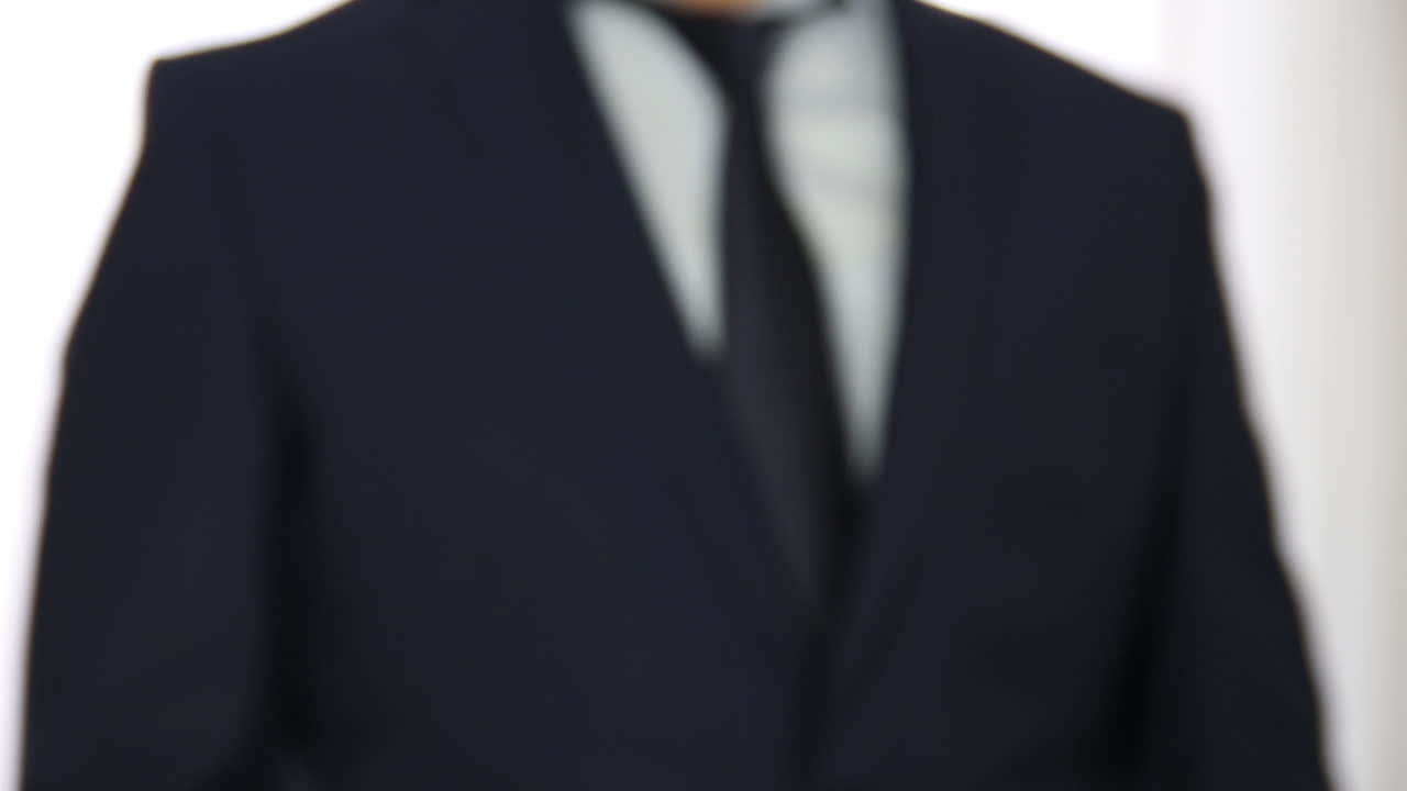 el hombre de negocios muestra la llave del coche nuevo.