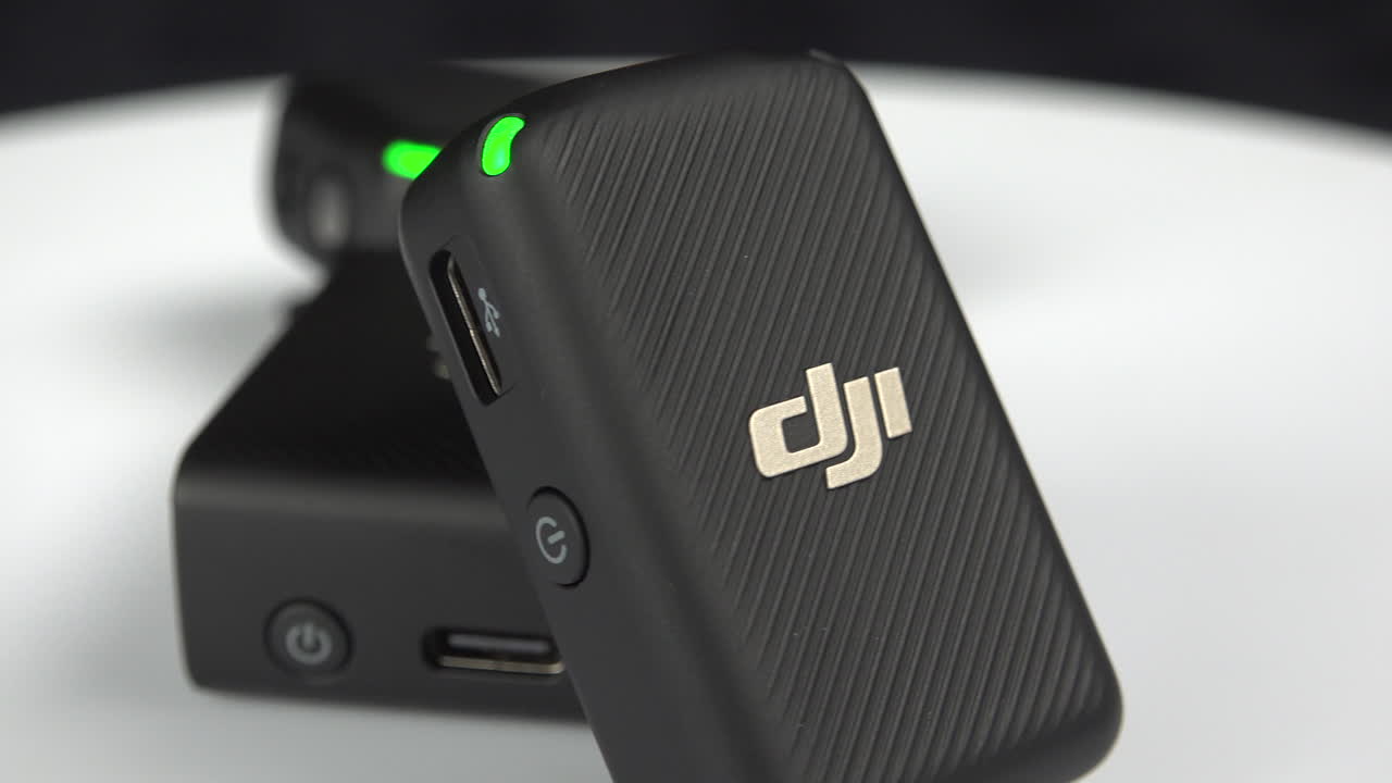 회전 테이블 에 있는 dji 마이크 의 가까운 모습