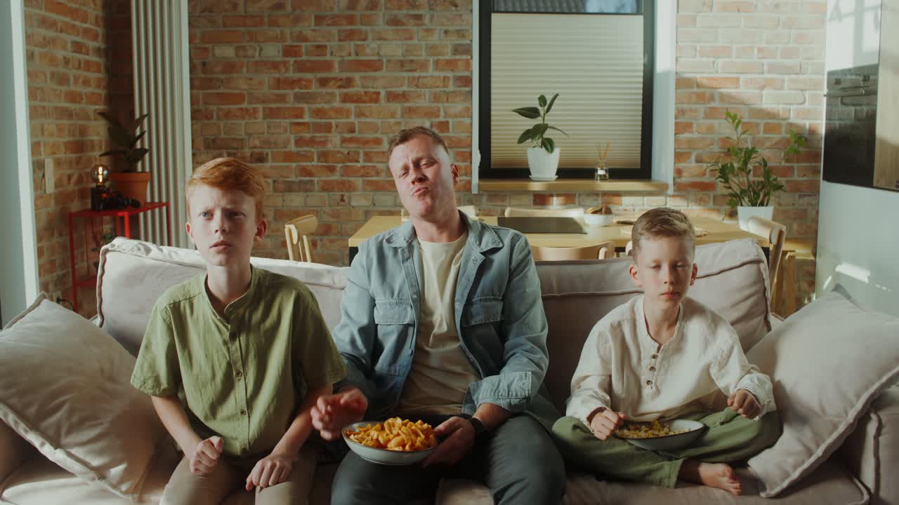 Famiglia che guarda la TV e si diverte