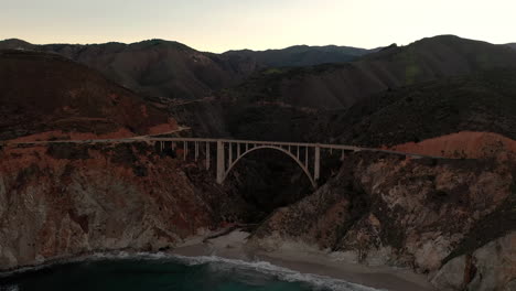 puente bixby en big sur al amanecer, california