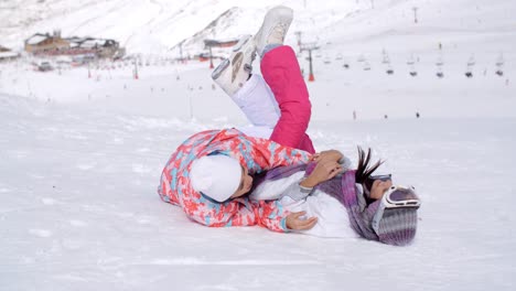 Zwei-Junge-Frauen-Genießen-Einen-Spaß-Im-Schnee