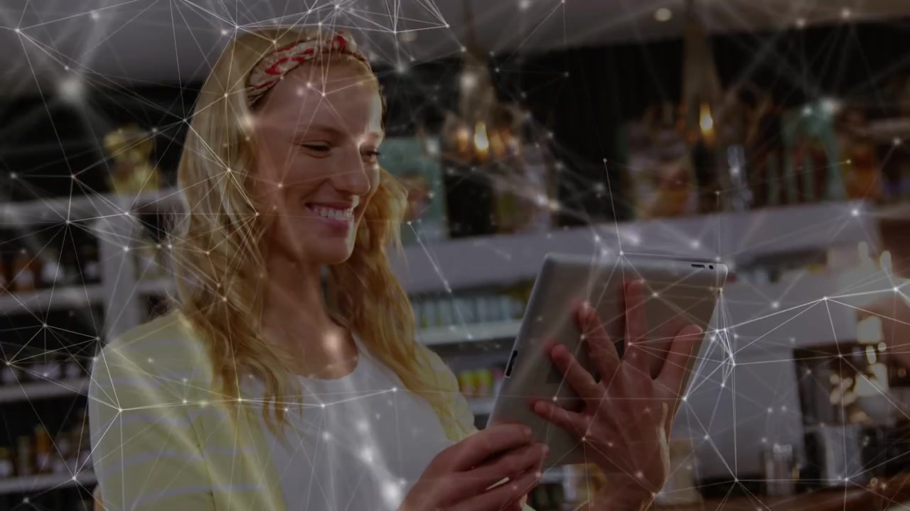 Donna che solleva un tablet al bancone del caffè, ordinando tramite tablet, con un'interfaccia di rete che fluttua sulle mani