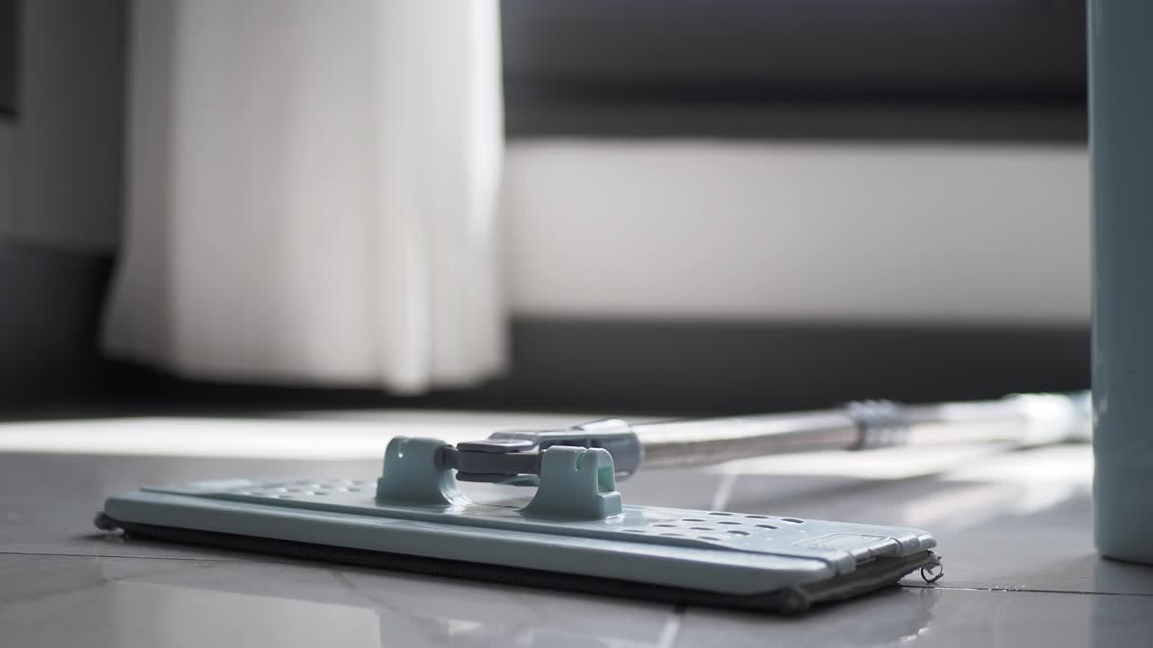 밝은 파란색 mop로 청소