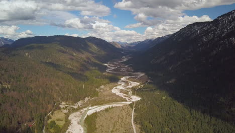 vista aérea siguiendo el terreno del río isar poco profundo volando alto sobre el valle de hinterau tirol, austria