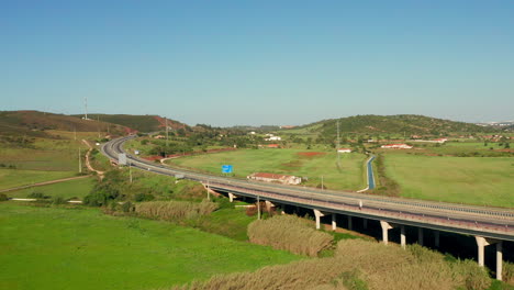 antena: una carretera que atraviesa el campo del algarve en portugal