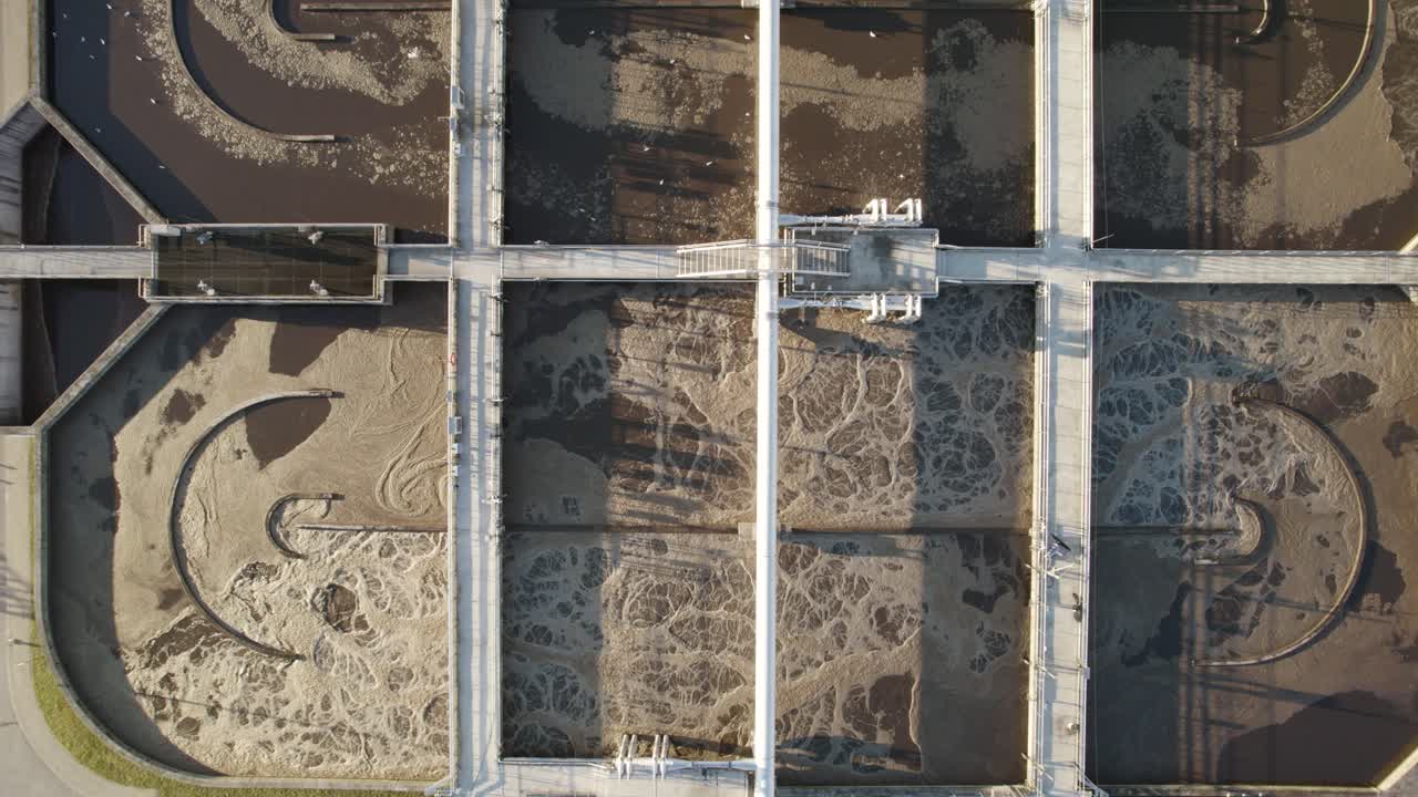 Dettaglio aereo dall'alto della vasca di aerazione nell'impianto di trattamento delle acque reflue