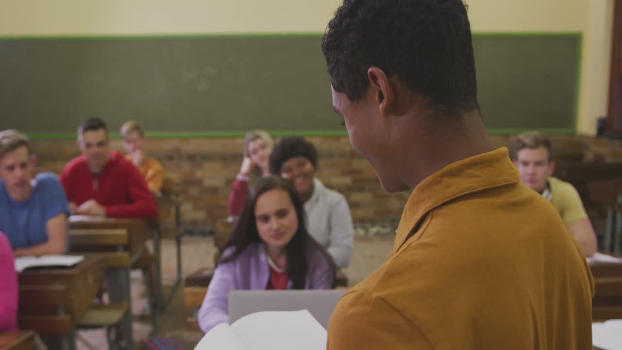 niño de secundaria afroamericano hablando a un grupo de adolescentes
