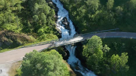 Ein-Tilt-Shift-Video-Mit-Einem-Wütenden-Strom-Von-Stikkelvikelva,-Der-Unter-Einer-Autobrücke-Hindurchläuft