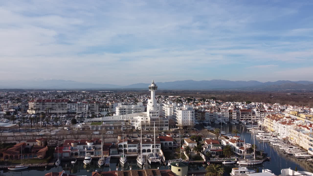 Vista aérea de ángulo alto de la icónica red de canales y el puerto deportivo de Empuriabrava. Lujo frente al mar y la costa mediterránea de la Costa Brava española bajo un cielo azul claro
