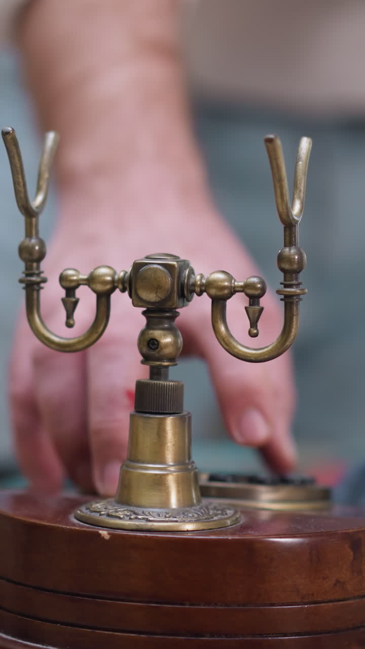 el artista presiona los botones para hacer una llamada. el pintor profesional cambia de enfoque a un teléfono retro para encontrar un nuevo modelo en vivo para futuros retratos de mujeres en el estudio.