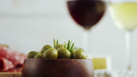aceitunas verdes servidas con vino