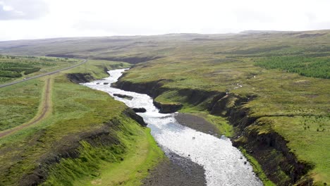 Pequeño-Río-En-Islandia-Con-Video-De-Drones-Subiendo