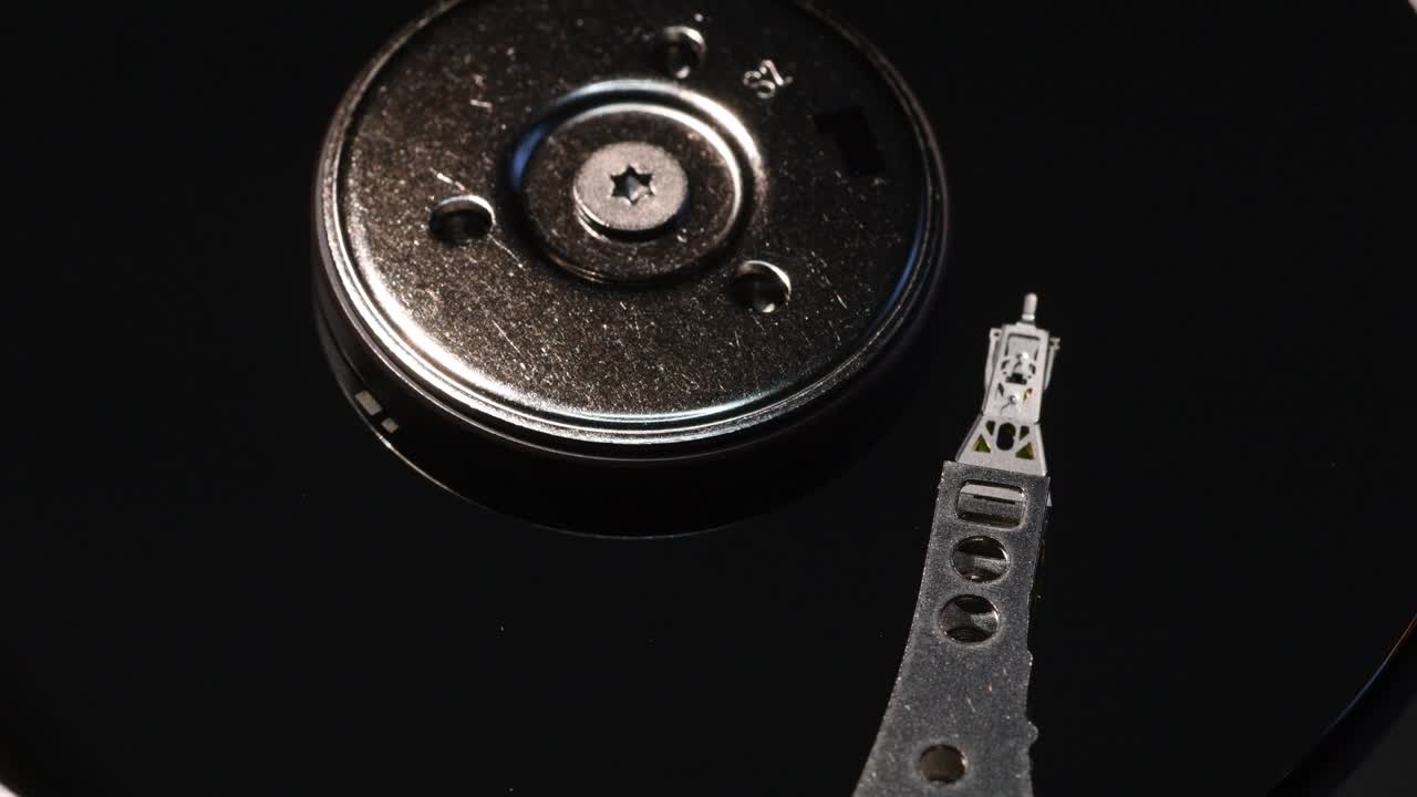 열린 하드 디스크 드라이브의 4k 클로즈업. hd, ultra hd 비디오