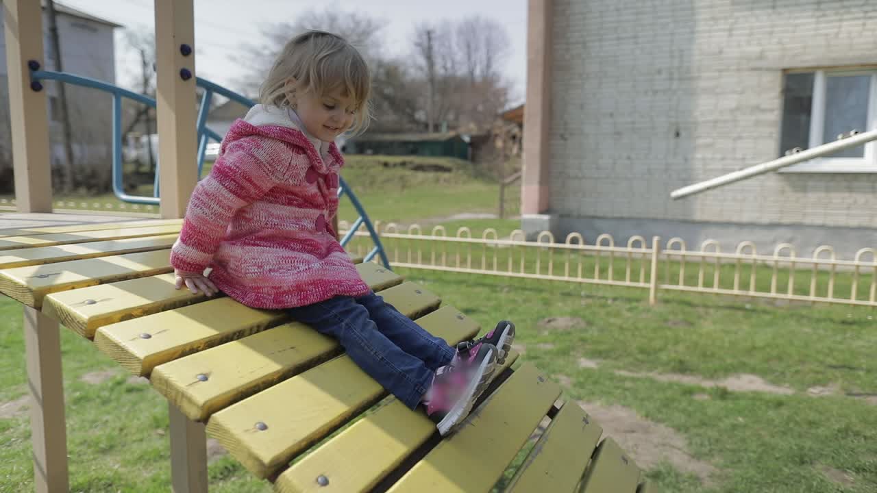 una chica linda y divertida está jugando. una niña alegre divirtiéndose en el patio de recreo