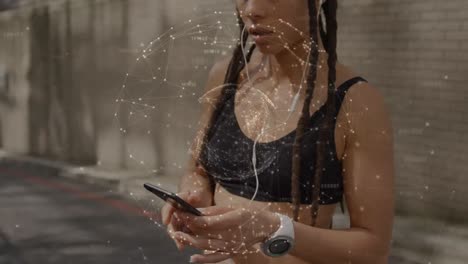 animación de la red de conexiones a través de una mujer biracial apta usando un teléfono inteligente