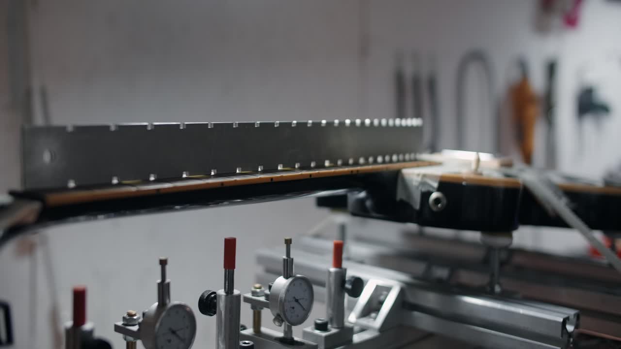 Riparazione e messa a punto del manico di chitarra in un laboratorio