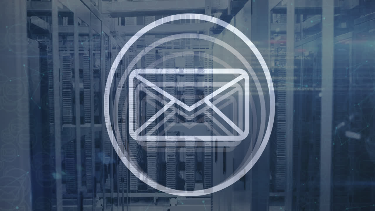 Icona messaggio ed elaborazione dati su sfondo di una sala server