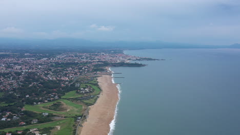 Toma-Aérea-De-La-Costa-De-Anglet-Famosas-Playas-De-Surf-Spot-Francia