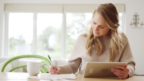 Frau-Mit-Digitalem-Tablet-Sitzt-Zu-Hause-Am-Tisch-Und-überprüft-Die-Haushaltsfinanzen