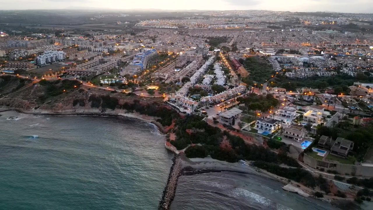 Resort costiero in Spagna visto dall'alto al crepuscolo.