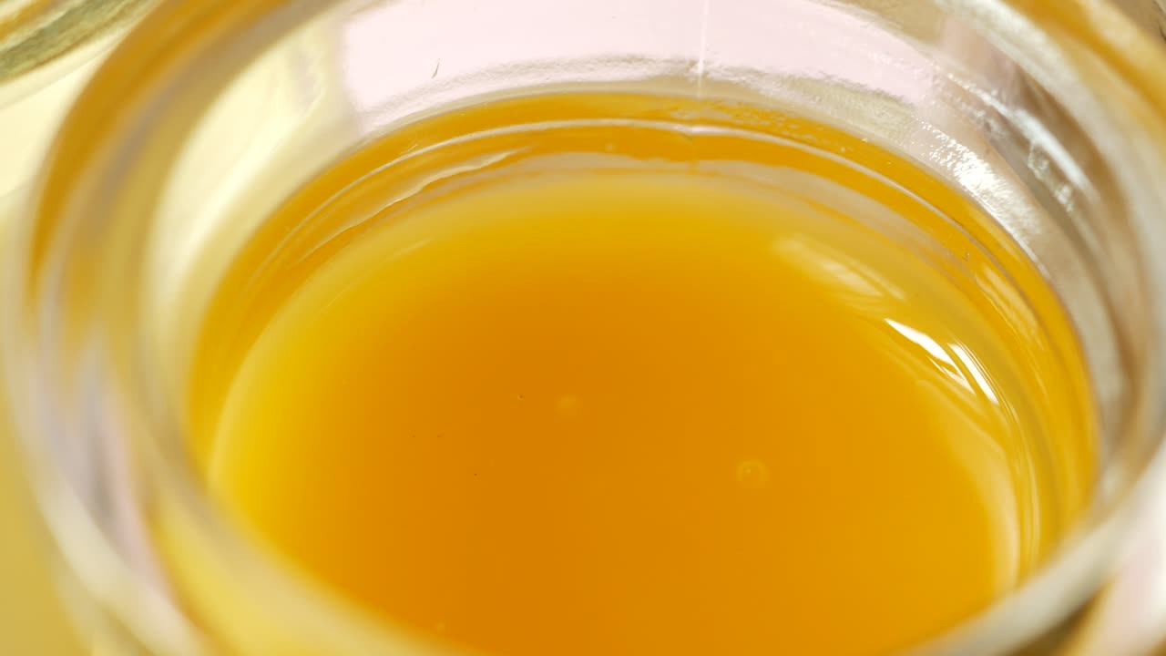 miel en un frasco de vidrio