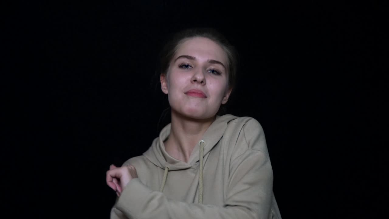 후디를 입고 포즈를 취하는 젊은 여성