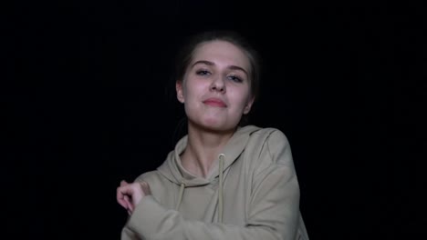 joven posando con una sudadera con capucha