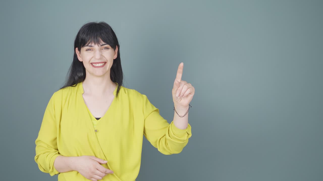 La donna che promuove guarda la fotocamera con sorpresa