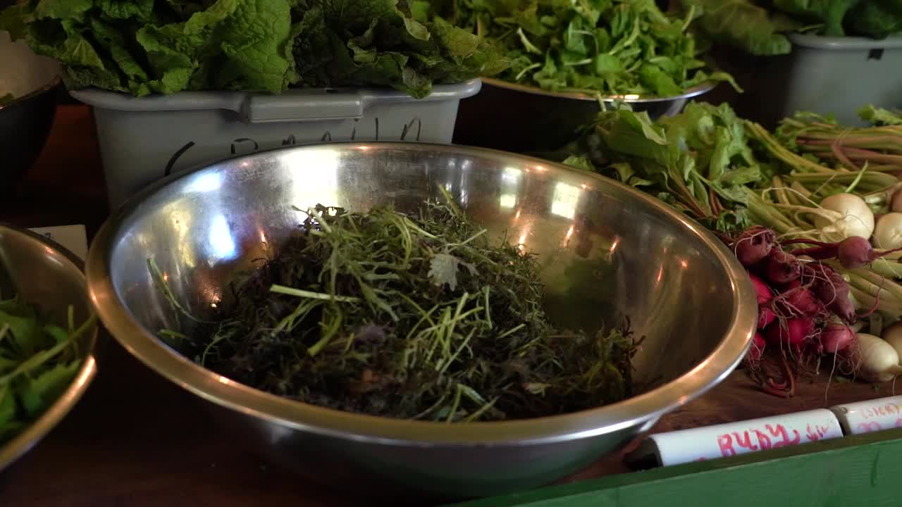 신선한 채소 판매를 위해 그릇에 앉아