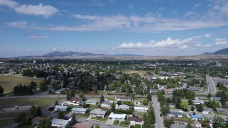 Vista-Aérea-Sobre-El-área-Del-Barrio-De-La-Ciudad-De-Lewistown-Y-Las-Montañas-En-Segundo-Plano.