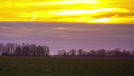 Statische-Aufnahme-Des-Sonnenuntergangs-Hinter-Dunklen-Wolken-Am-Hellgelben-Himmel-Im-Zeitraffer-Während-Der-Abendzeit