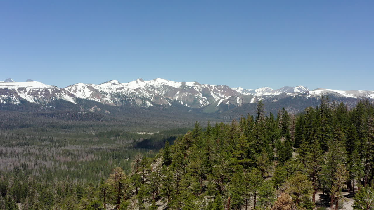 Le montagne della Sierra Nevada con cime innevate e foreste verdi lussureggianti, vista aerea