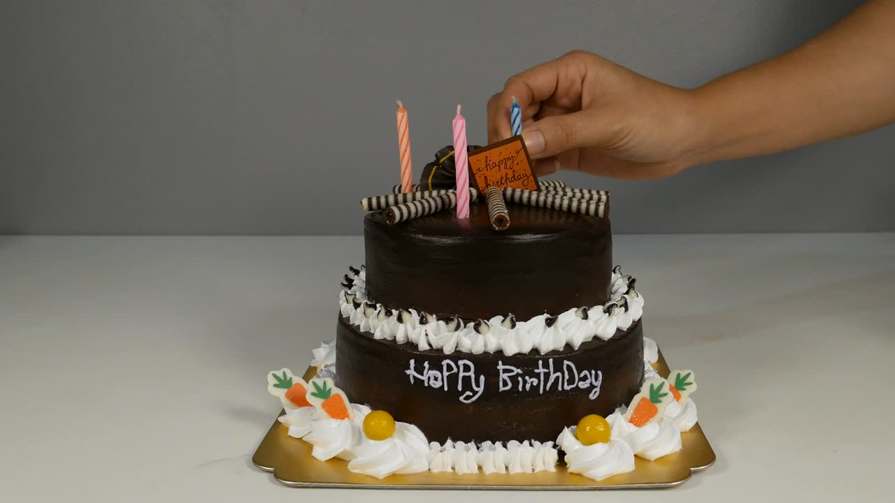 4k de feliz pastel de cumpleaños con velas en espiral en la oscuridad