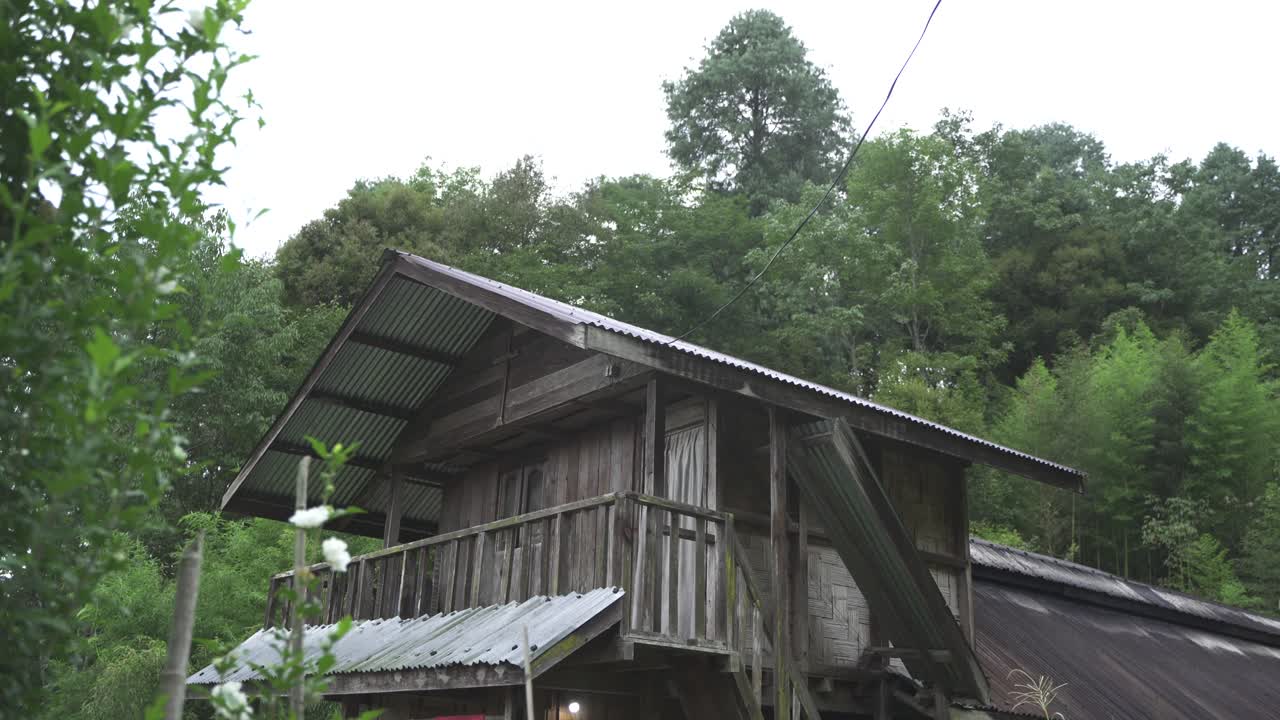 아루나찰 프라데시 의 전통적 인 목조 오두막