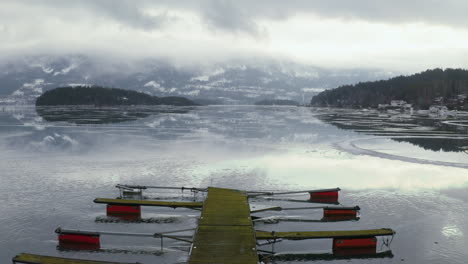 pasarela de madera con vista espectacular al lago streinsfjorden en vik, noruega - toma aérea