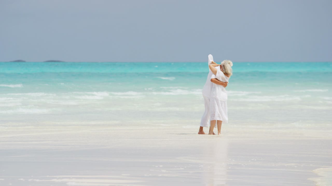 열대 해변 에서 함께 고 있는 성숙 한 백인 부부