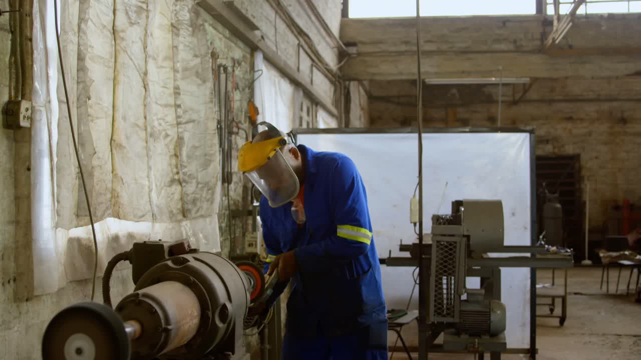 metalúrgico trabajando en el taller 4k