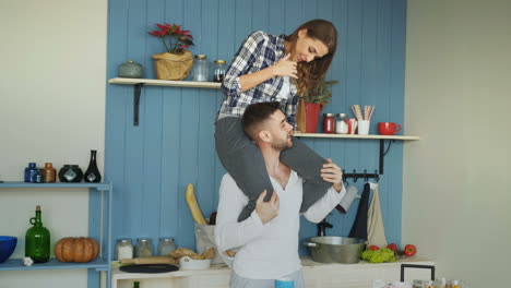 una pareja divirtiéndose en la cocina.