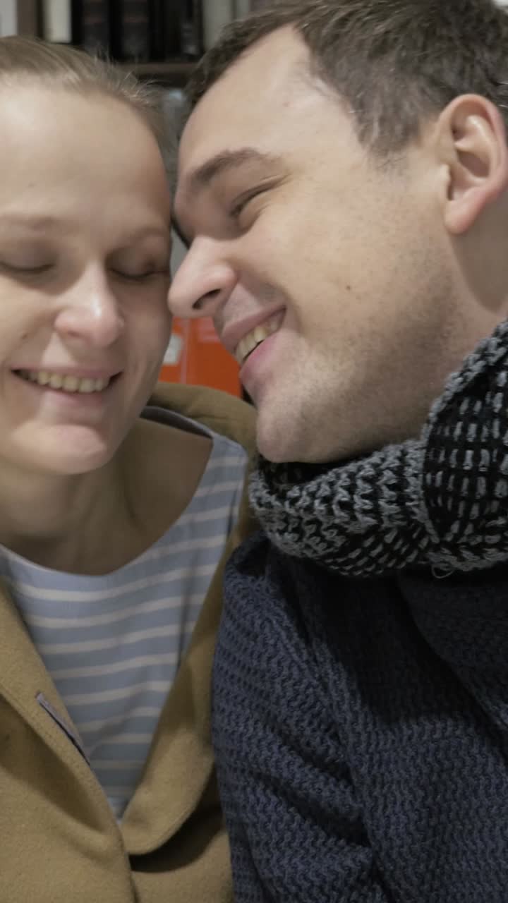 pareja tomando una selfie