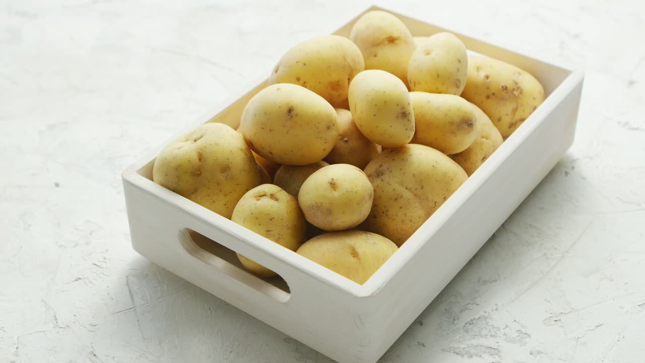 caja de patatas limpias y lavadas