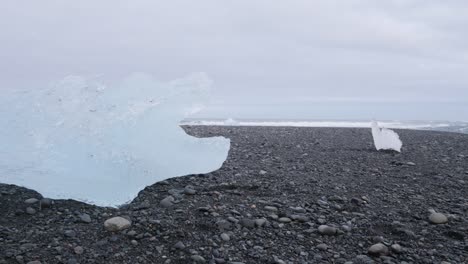 Blaue-Eisblöcke-Am-Diamond-Beach-In-Island-An-Einem-Bewölkten-Tag