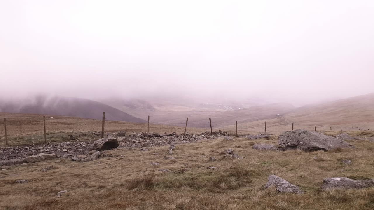 escalando la montaña snowdon durante la niebla