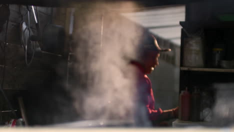 hombre trabajando en un restaurante latino